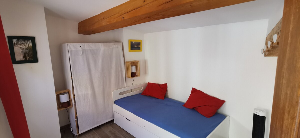 Chambre2: 2 lits simples, dont un escamotable