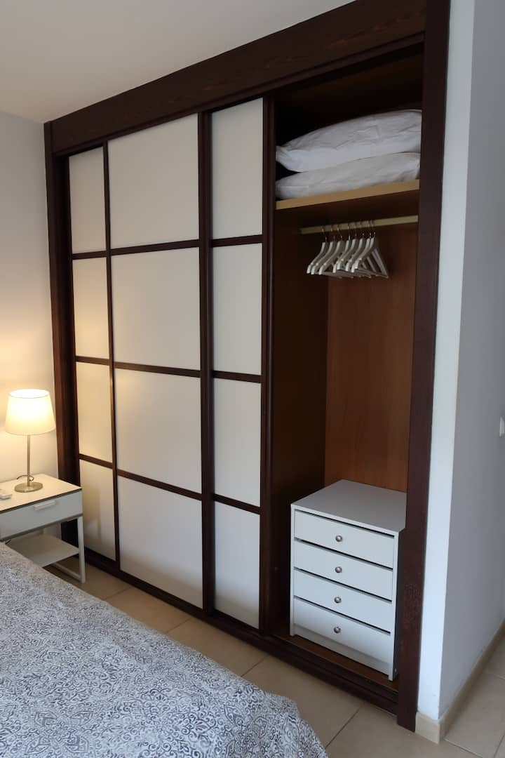 Hay mucho espacio para guardar cosas, así como almohadas (ergonómicas) adicionales, en caso de que las prefiera a las de la cama.