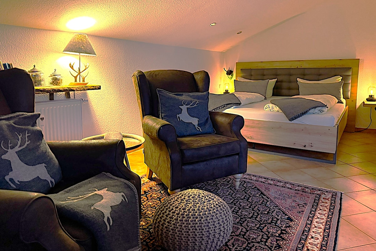 Geräumige Übersichtsaufnahme des Schlaf- und Wohnzimmers