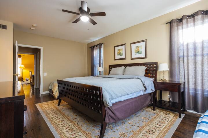 Huge Downtown Gem *Yard *Parking *Fireplace gallery image 3