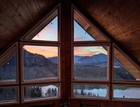 Epic view | hot tub | sleeps 8 | 30 min to Rainier