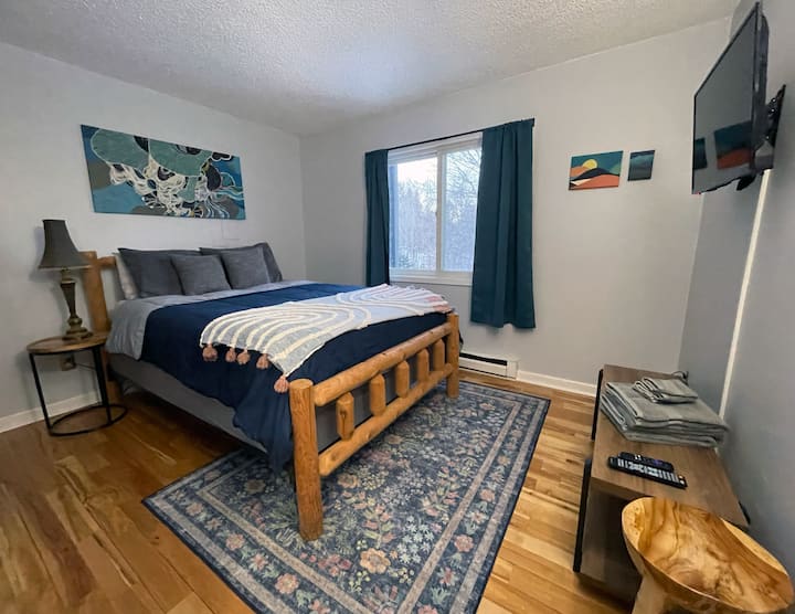 Двойна стая за гости на основния етаж, гледката е към предната част на къщата.