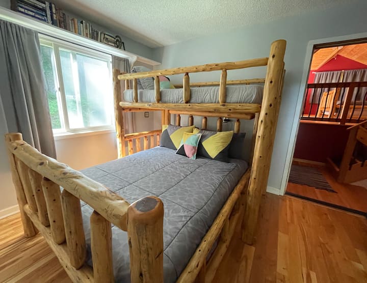 Това е двуетажната стая с изглед към задния двор. Горното легло е двойно, а дъното е двойно.

Забележка: стаята с двуетажно легло е помещение, през което минавате, за да стигнете до най - голямата самостоятелна стая. Вратите могат да бъдат затворени за допълнително уединение.