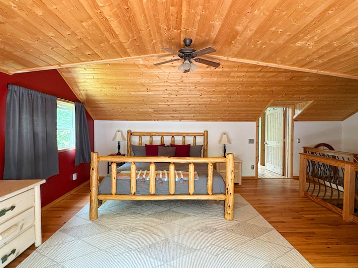 ​​Изглед към най - голямата спалня със самостоятелна задна тераса и красив дървен таван.