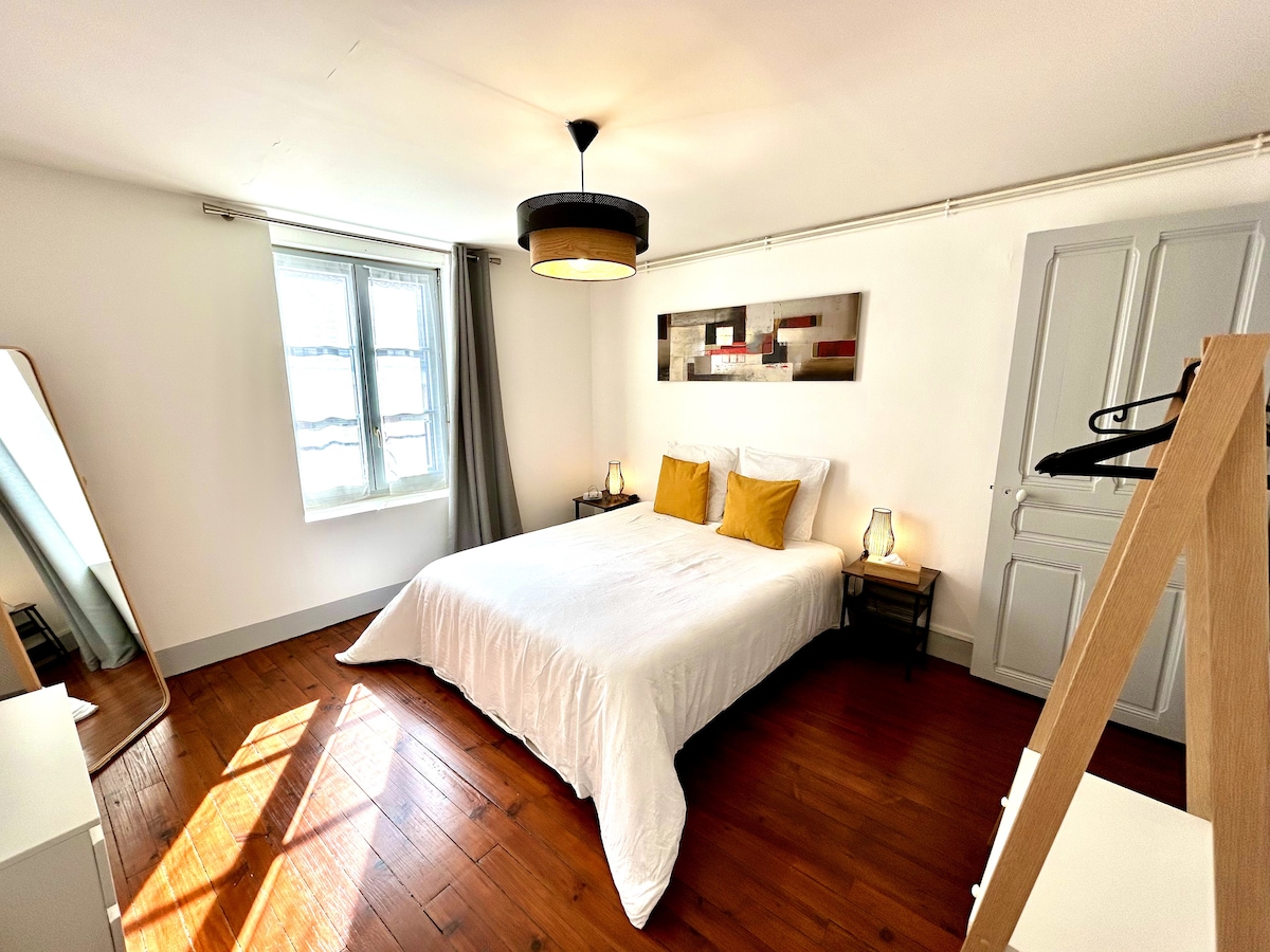 غرفة واسعة ومشرقة.