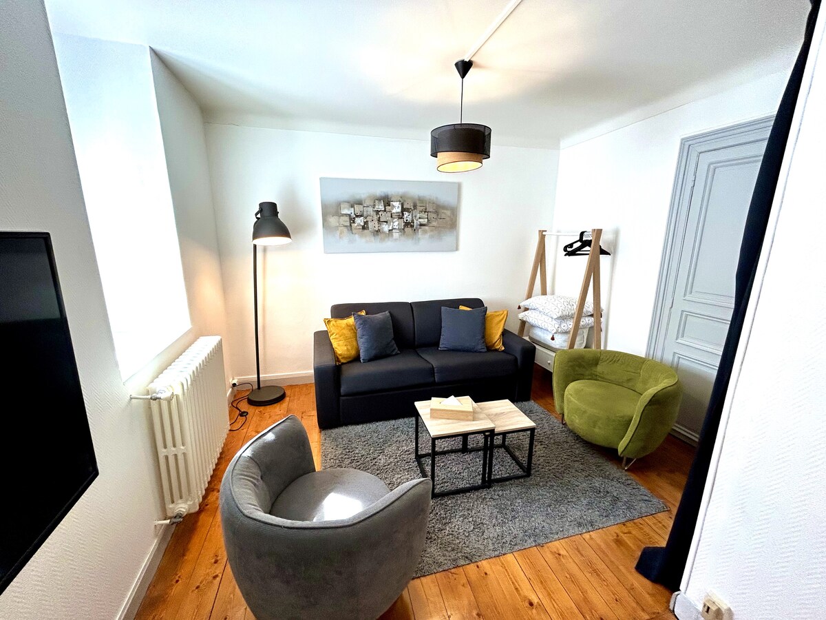 غرفة معيشة مريحة.
يمكن تحويلها في المساء إلى غرفة نوم مع أريكة رابيدو وفراش حقيقي بطول 18 سم. ستارة تعتيم تعزل منطقة النوم عن منطقة الطعام. 
