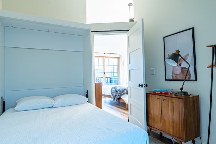 Lart: Dhoma e gjumit Murphy me madhësi të plotë është ngjitur me dhomën e gjumit "King". Banja në katin e sipërm është e përbashkët me të dyja dhomat e gjumit. Vizitorët duhet të ecin nëpër dhomën e gjumit "king" për të pasur qasje në këtë dhomë gjumi dhe në banjën lart. 