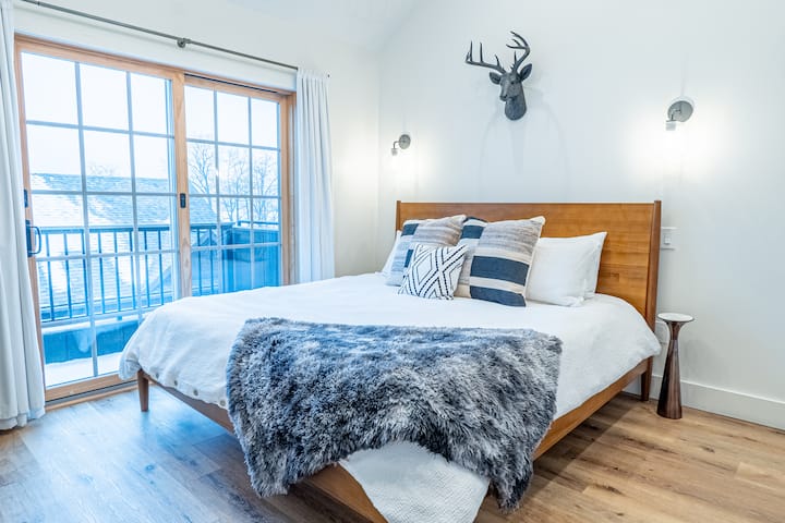 Lart: Dhoma e gjumit Open Loft King ka një ballkon. Dhoma e dytë e gjumit është ngjitur me dhomën e gjumit "King". Banja në katin e sipërm është e përbashkët me të dyja dhomat e gjumit. Vizitorët duhet të ecin nëpër dhomën e gjumit "king" për të hyrë në dhomën e dytë të gjumit dhe në banjën lart. 