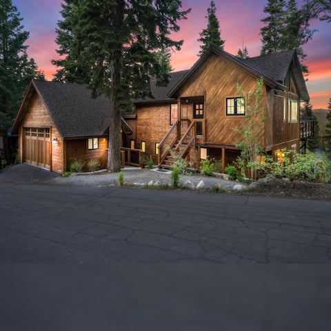 The Treehouse: Hot Tub, 3 King Rooms, EV Charger