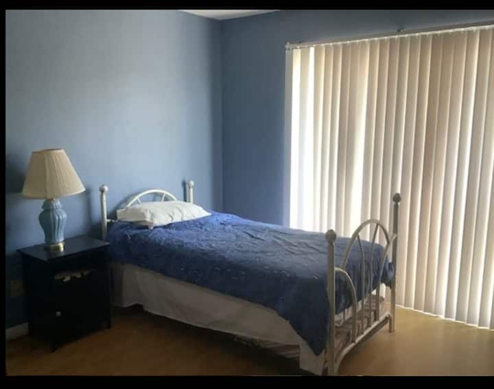 Tërhiqe krevatin poshtë krevatit.  E nxjerr krevatin poshtë krevatit të sipërm.