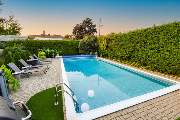 Swimming with the Elephants-OttawaPoolStaycations