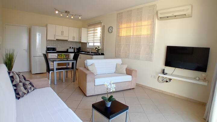 Amplia sala de estar de planta abierta con balcón privado y soleado con vistas a la piscina. Tumbonas, sombrilla y comedor al aire libre. Televisión inteligente de 43pulgadas con streaming incorporado, YouTube, Netflix y Amazon Prime (se requiere cuenta propia).
Cómodo sofá cama para el tercer huésped.