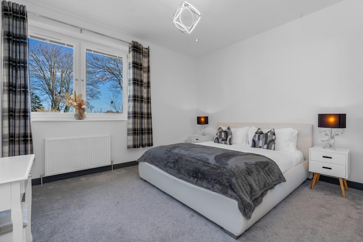 Este dormitorio tiene baño privado. 
Esta habitación contiene una cuna fija de 140 cm de largo x 70 cm de ancho para un niño pequeño.