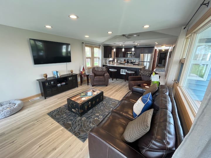 Breathtaking Lakefront Cozy Home - McHenry, IL