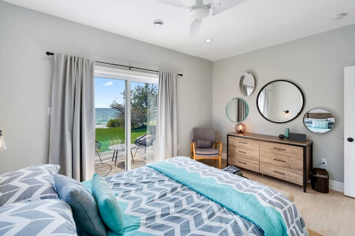 Krásna izba s manželskou posteľou a priamym prístupom k jazeru.