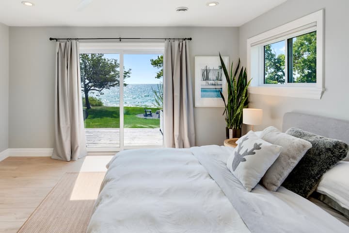 Primárna suita má neuveriteľný výhľad na vodu.  Užite si rannú kávu na terase pred návštevou pamiatok PEC.