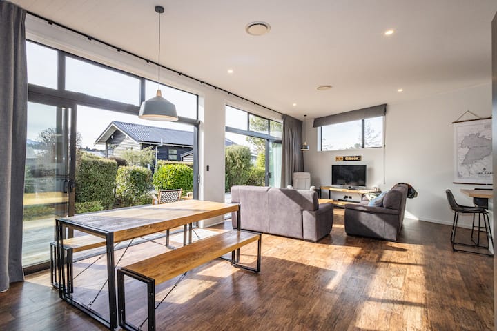 Urban Ski Retreat - Central Location, Amazing View - Mount Ruapehu