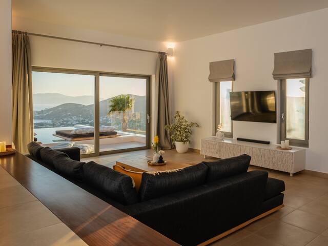 Grand Youtopia Villa gallery image 3