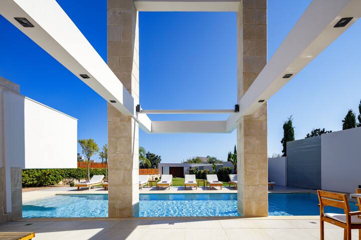 Two private pools, walking distance to the beach! gallery image 2