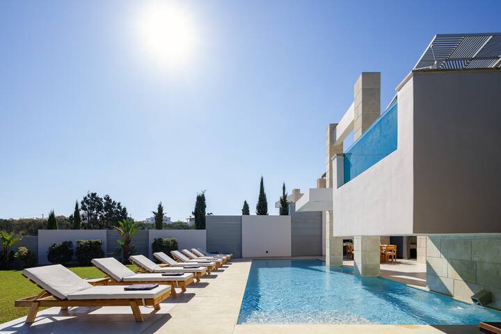 Two private pools, walking distance to the beach! gallery image 3