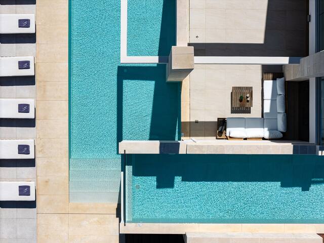 Two private pools, walking distance to the beach! gallery image 4