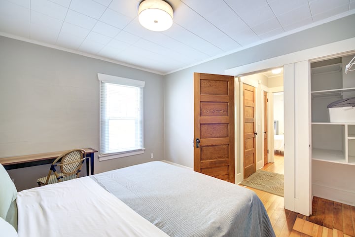 חדר שינה בקומה הראשית משמאל לדלת הפונה לחדר הרחצה (דלת פתוחה)