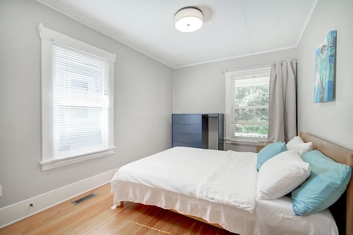 חדר שינה בקומה הראשית מימין לחדר הרחצה, פונה לרחוב E James Ct.