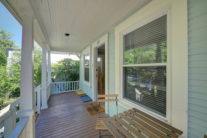 Single family house in Seattle University campus gallery image 5