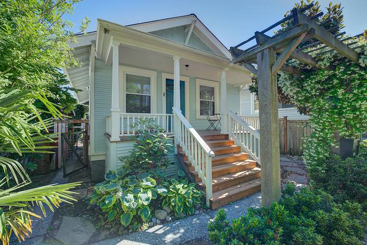 Single family house in Seattle University campus gallery image 2