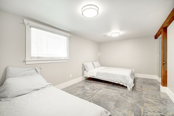 חדר שינה גדול בקומה התחתונה עם 2 מיטות