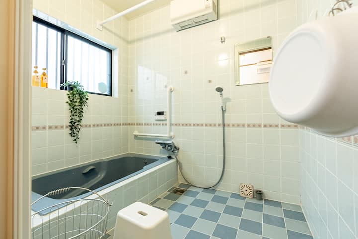 衣類乾燥機もついてます。
お洗濯が終わったらここでハンガーにかけて乾かしてください。

広々とした浴室で、ゆっくりと1日の疲れを癒してくださいね。