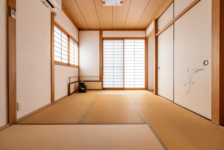 It is also used as an event venue.This Japanese-style room is 11m2 (7 tatami mats).
Tea Ceremony is held here.