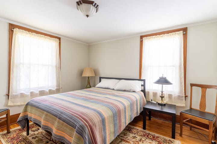 宽敞的前卧室配备标准双人床、带行李架的大衣柜和晾衣架。     阅读灯、USB端口。