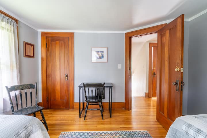 双床房很受欢迎。   所有卧室都从宽敞的楼梯间开放，楼梯间还配有内置床上用品橱柜。