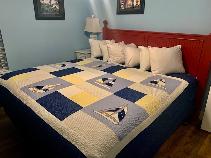 Vaša treća udobna spavaća soba ima udoban bračni krevet s krevetom namještenim po vašem dolasku