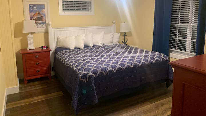 Sklupčajte se u jednom od dva udobna bračna kreveta. Dobro ćete spavati!