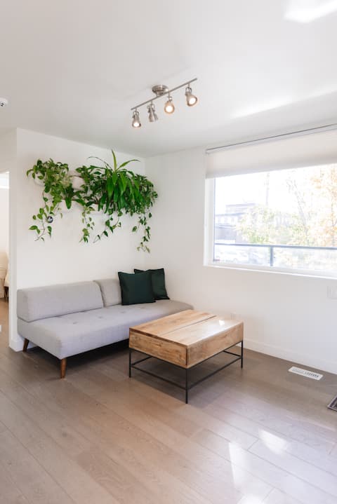 Top Airbnb: Modern Open Space Suite Close to Downtown in Wîhkwêntôwin