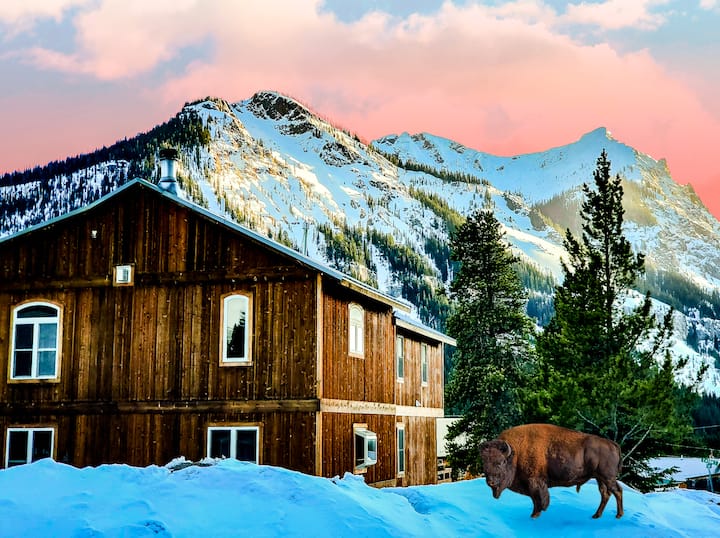 Luxury Yellowstone Chalet - Cooke City-Silver Gate, MT