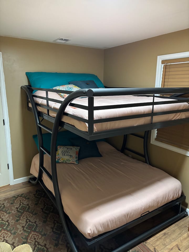 Სრული ზომის ორსართულიანი საწოლი