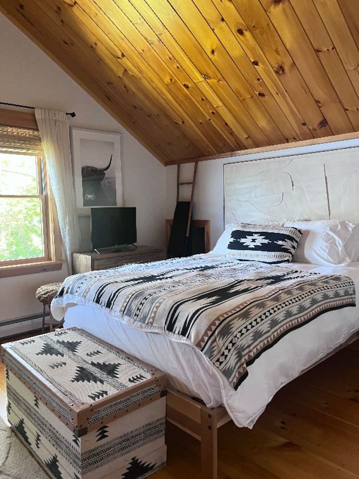 Vista al lago, cama queen, con TV nido individual y cuna con internet , aire acondicionado con ventana 