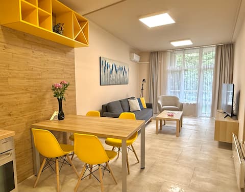 Elegant apartment with a park view in the center