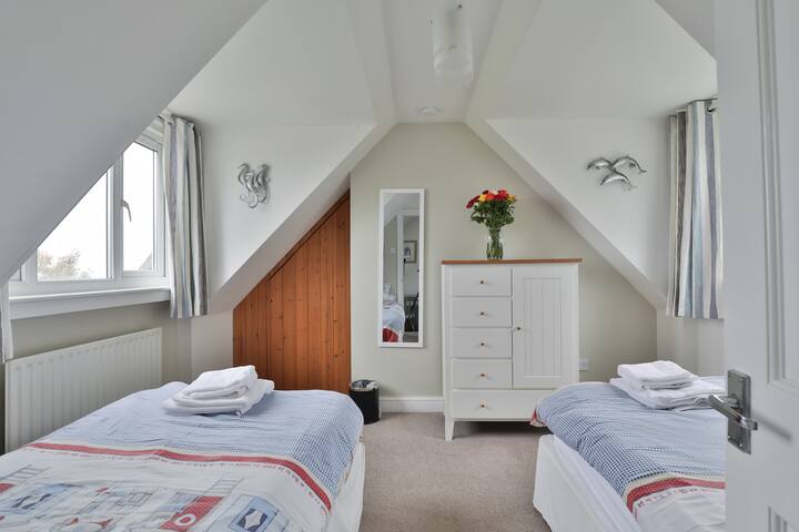 سرير مزدوج في الطابق الأول مع سريرين فرديين بطول 3أقدام (مناسب للبالغين والأطفال)