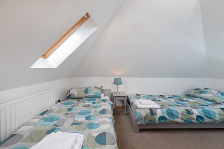 سرير مزدوج في الطابق الأول مع غرفة استحمام داخلية (يمكن الوصول إليها عبر الدرج من المطبخ)