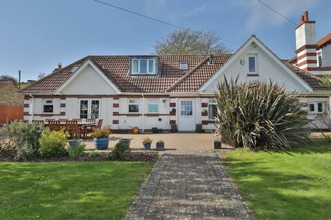 Sandsend House 5 Bedrooms/5 Bathrooms, Sea views.