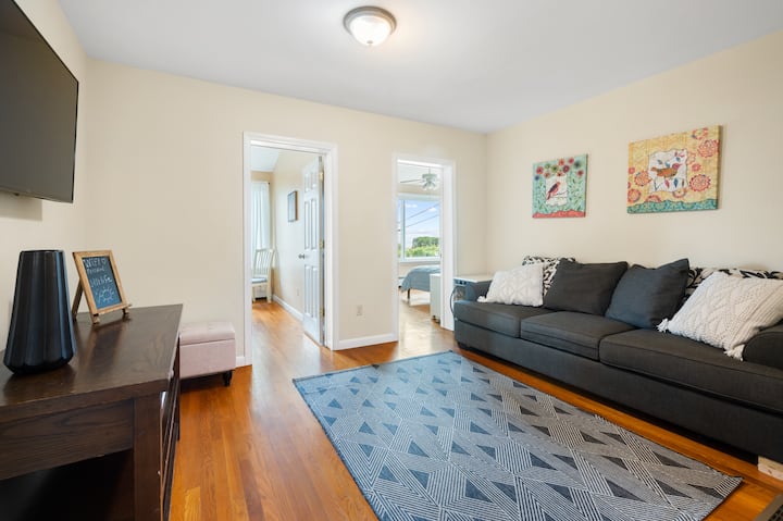 Втора дневна соба. Одлично е да ги забавувате децата додека родителите се во главната дневна соба. Брачен кревет (широк 180-179 см). 