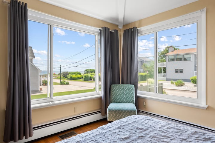 Спална соба на првиот кат со огниште. Поглед кон океан. Многу голема соба. 