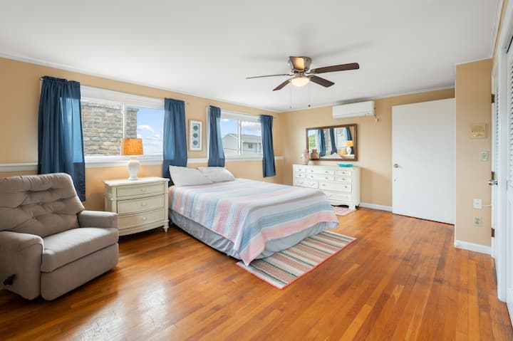 Спална соба 4-ри кат. Поглед кон океан. Многу голема соба. Исто така, има дневен кревет во собата за да спиете уште 2. Одлично за семејство