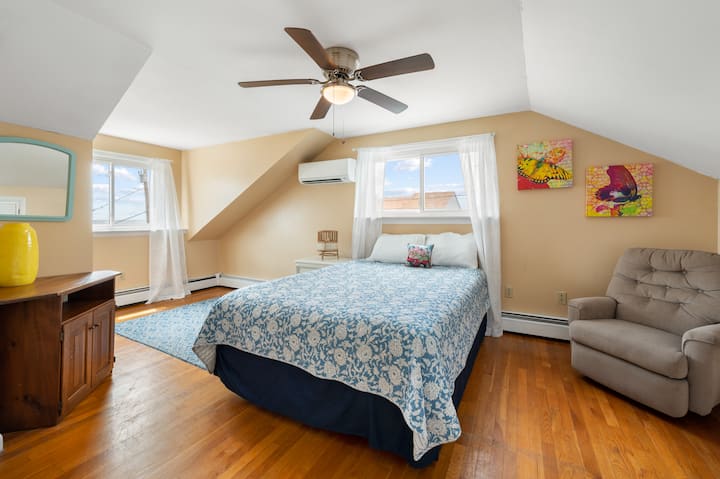 Спална соба 3. 2 кат. Многу голем. Поглед кон океанот. Брачен кревет (широк 150-179 см). 