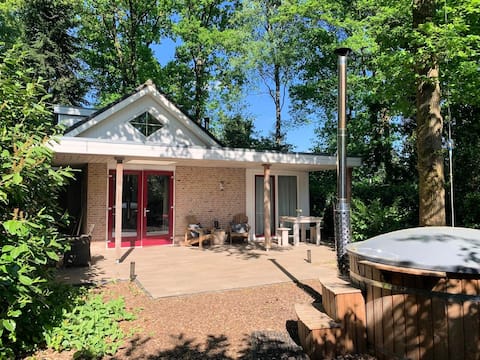 Verandahuis with wellness 'Ommennabij'