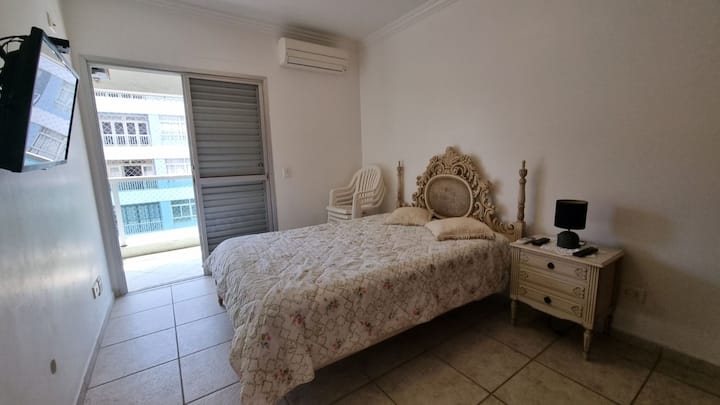 Værelse med en standard dobbeltseng (1,88 bredde x 1,38 længde)Aircondition, tv med digital antenne (har ikke NET) og adgang til balkonen.